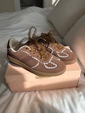 BRAND NEW Cushionaire Belinda chocolate brown Lace-Up Sneakers size 7